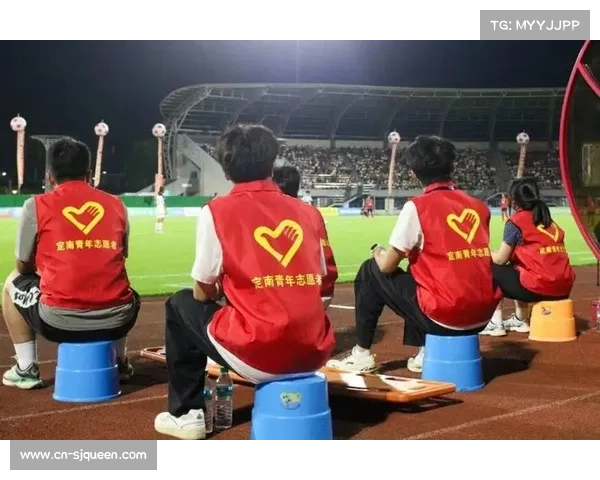 运动员与志愿者合影，展示赛事纪念品